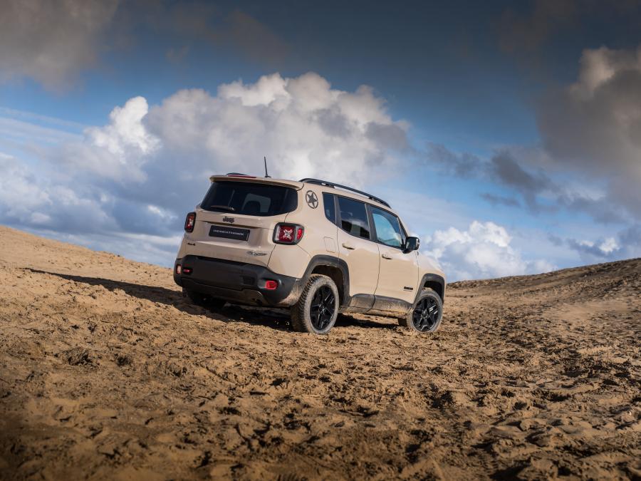  Jeep Renegade Desert Hawk 2017 года  (UK) (фото 2 из 3)